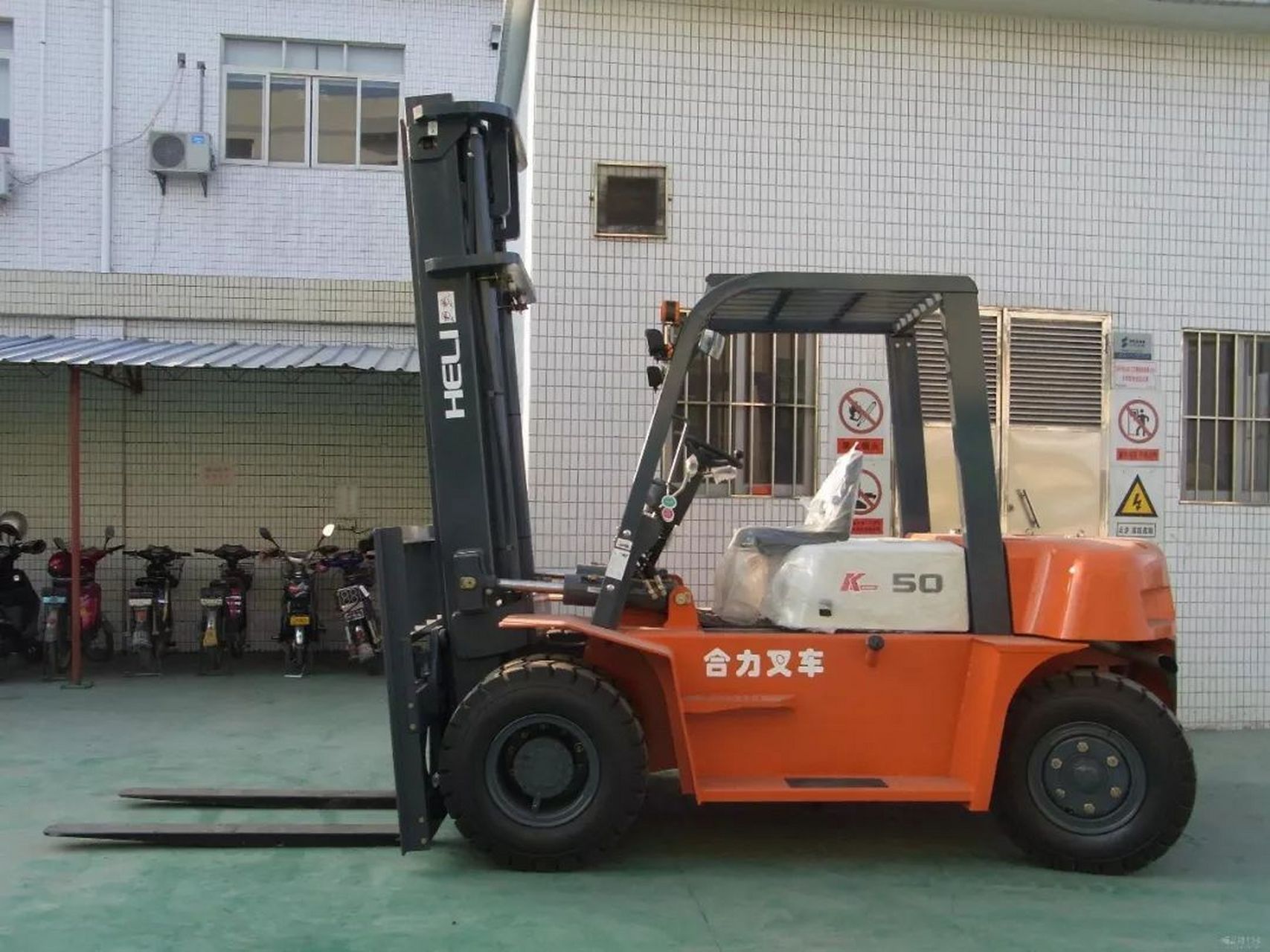 平衡重式叉车的结构与工作原理详解